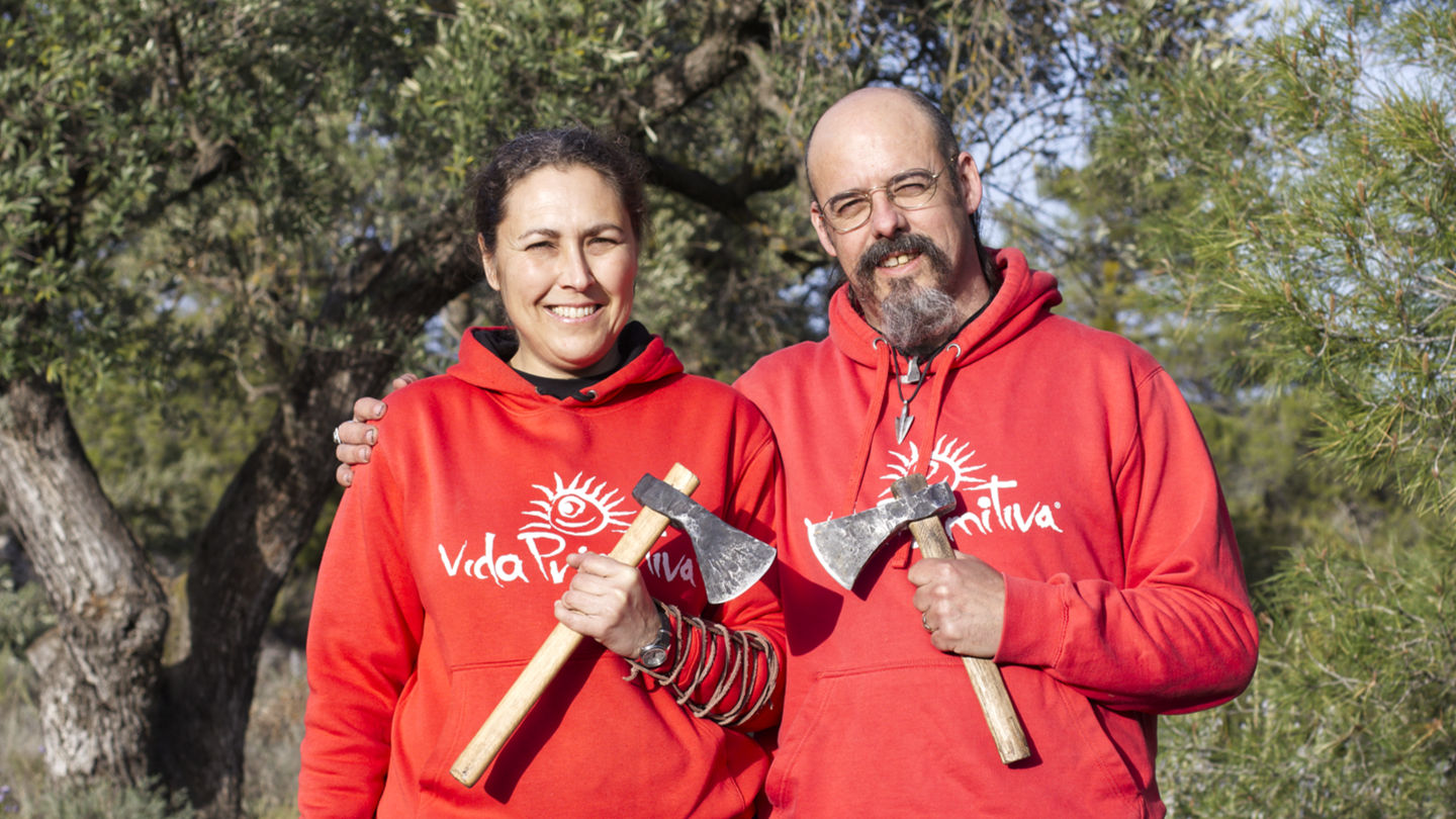 Eva y David en su finca con sus hachas.
